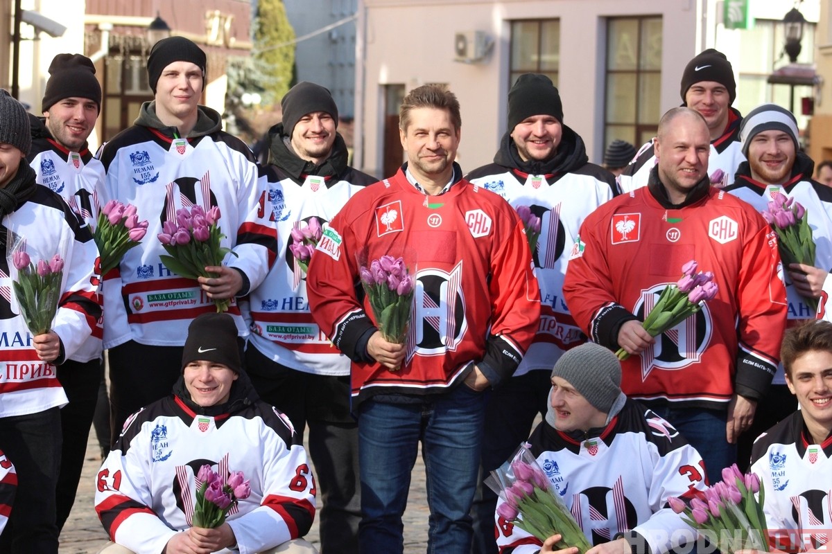 Хоккейный "Неман" вышел в центр Гродно и поздравил женщин с 8 марта