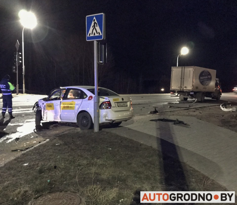 Водитель такси уснул за рулем? Ночью в Гродно произошла серьезная авария