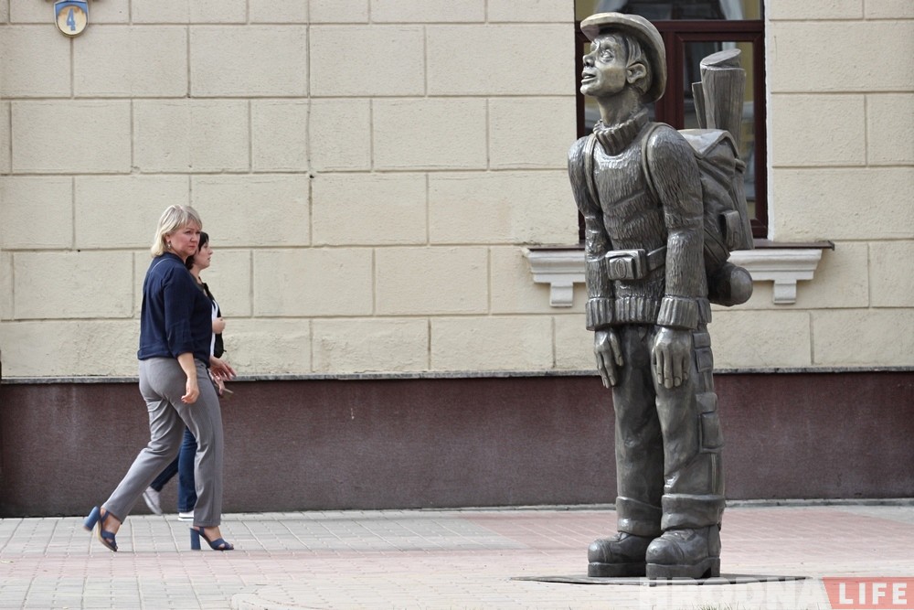 У цэнтры Гродна прыбралі "турыста". Не спадабаўся адміністрацыі?