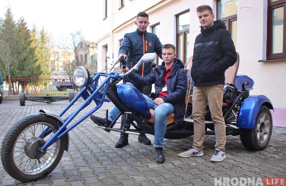 "Рукастые и головастые". В Гродно преподаватель колледжа собрал с учащимися трицикл