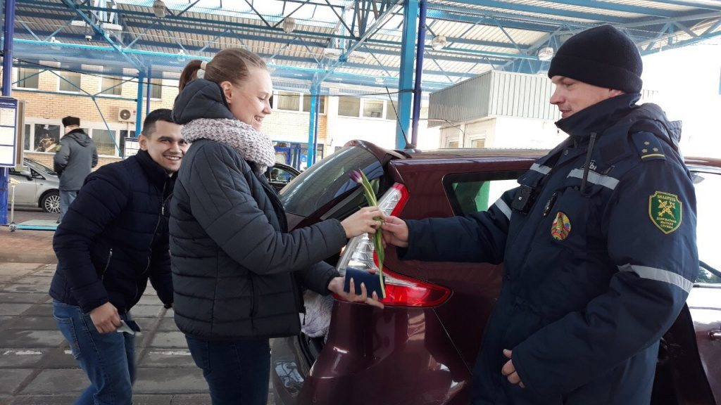 Ты яму пашпарт, ён табе кветкі: гродзенскія мытнікі віншуюць жанчын з Восьмым сакавіка