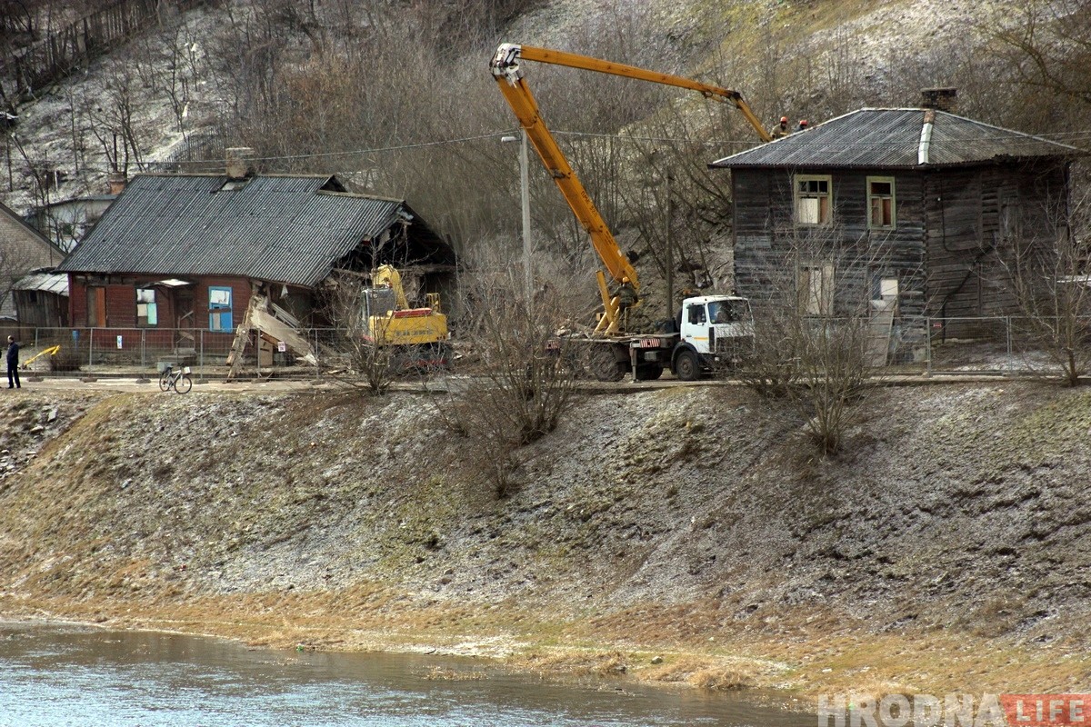 Зачыстка на Леванабярэжнай: пад знос пайшлі два драўляныя дамы
