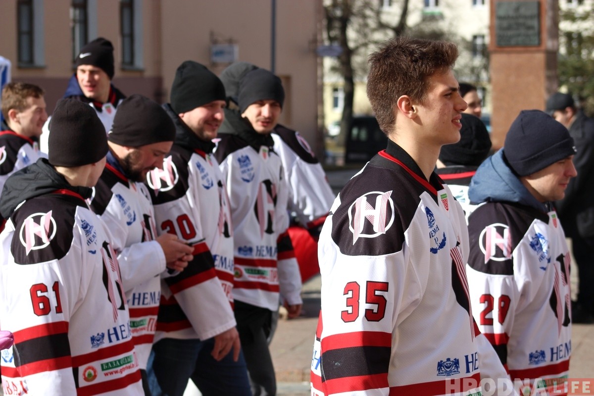 Хакейны "Нёман" выйшаў у цэнтр Гродна і павіншаваў жанчын з 8 сакавіка