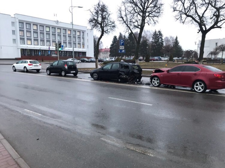 Дзяўчына прыехала з Шатландыі без правоў кіроўцы і заехала ў Лідзе ў тры машыны