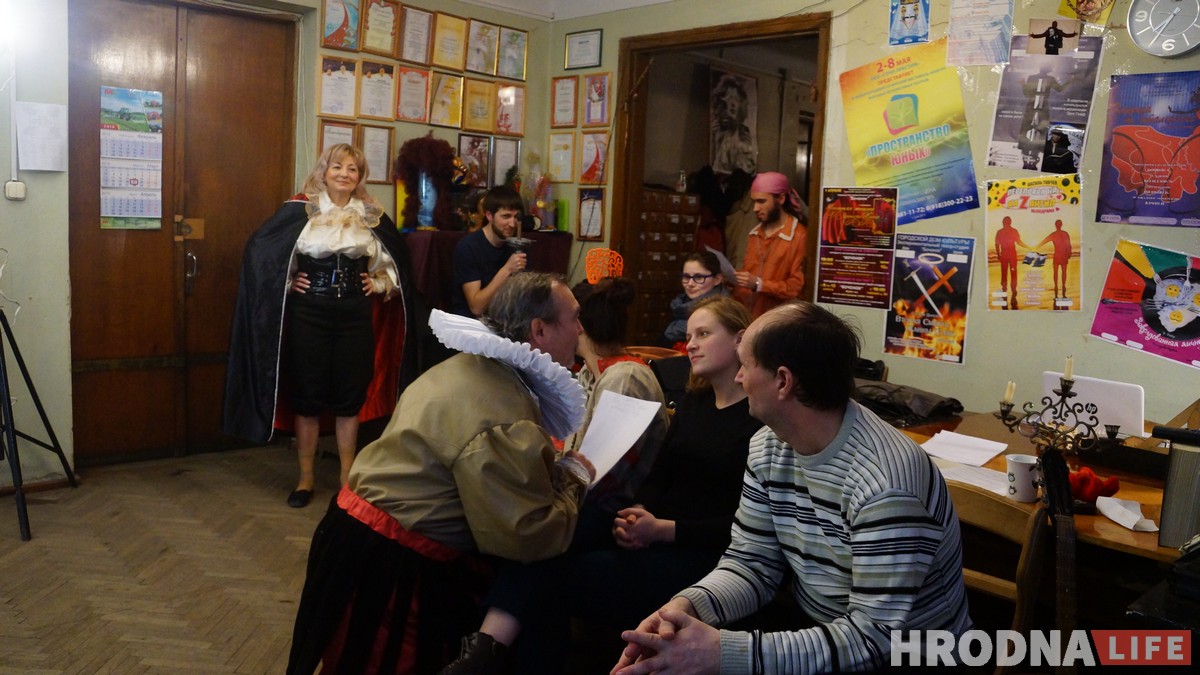 “Паставіць можна і тэлефонны даведнік”. Сяргей Бачкоў расказаў пра 10 год народнага тэатра “Бочонок” “Паставіць можна і тэлефонны даведнік”. Сяргей Бачкоў расказаў пра 10 год народнага тэатра “Бочонок”