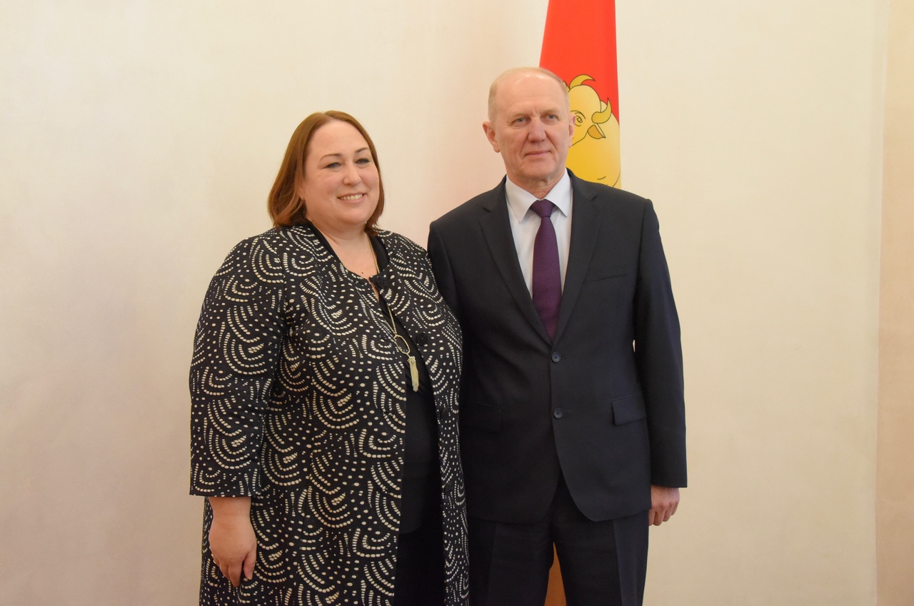 Развивать туризм и помогать беженцам. Основное про визит Поверенной в делах США в Беларуси в Гродно