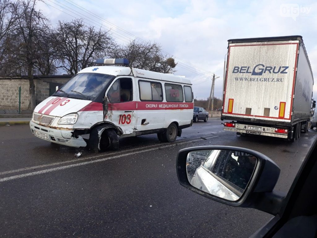 У Гродне сутыкнуліся фура і "хуткая дапамога"