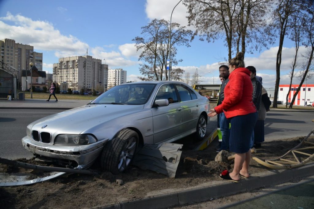 П'яны бяспраўнік збіў знак і 4 пралёта агароджы, і ўсё гэта засняў сустрэчны патруль