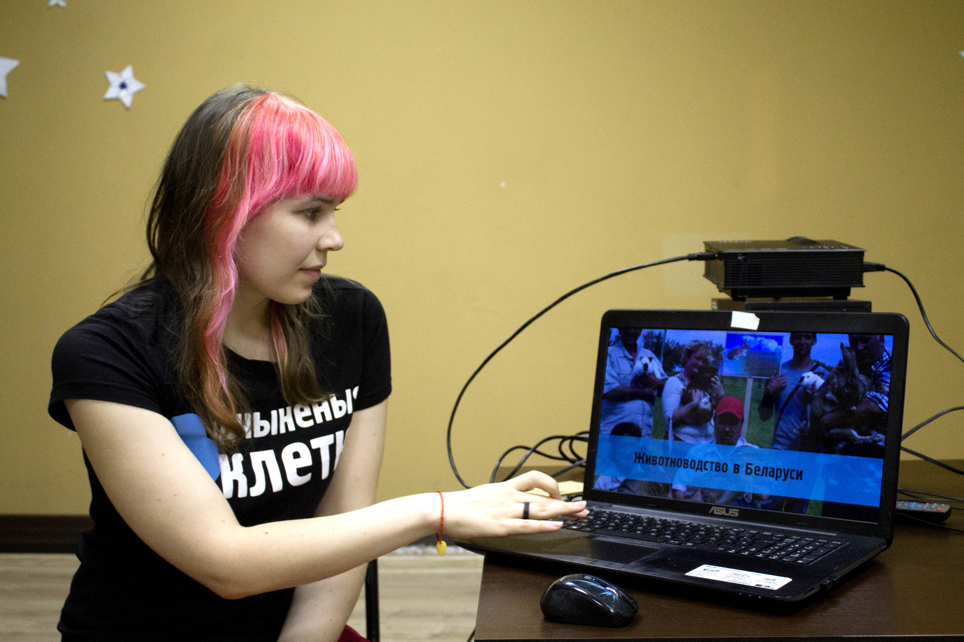 "Попугаи могут впасть в депрессию и не найти себе пару". Орнитологи и зоозащитники про гродненскую "Попугайню"