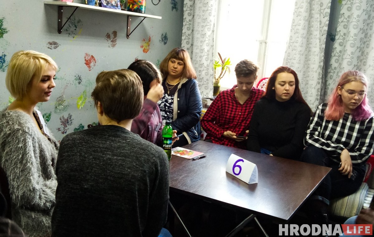 Дзяўчына з памежным разладам, транс-хлопец і яшчэ 8 «захапляльных тамоў». Людзі-кнігі распавялі свае гісторыі