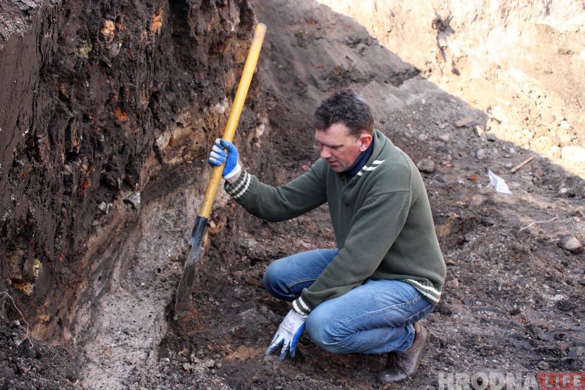 Не толькі словамі, але і справай: гродзенскія гісторыкі з рыдлёўкамі прыйшлі дапамагаць археолагу на Вялікай Траецкай 