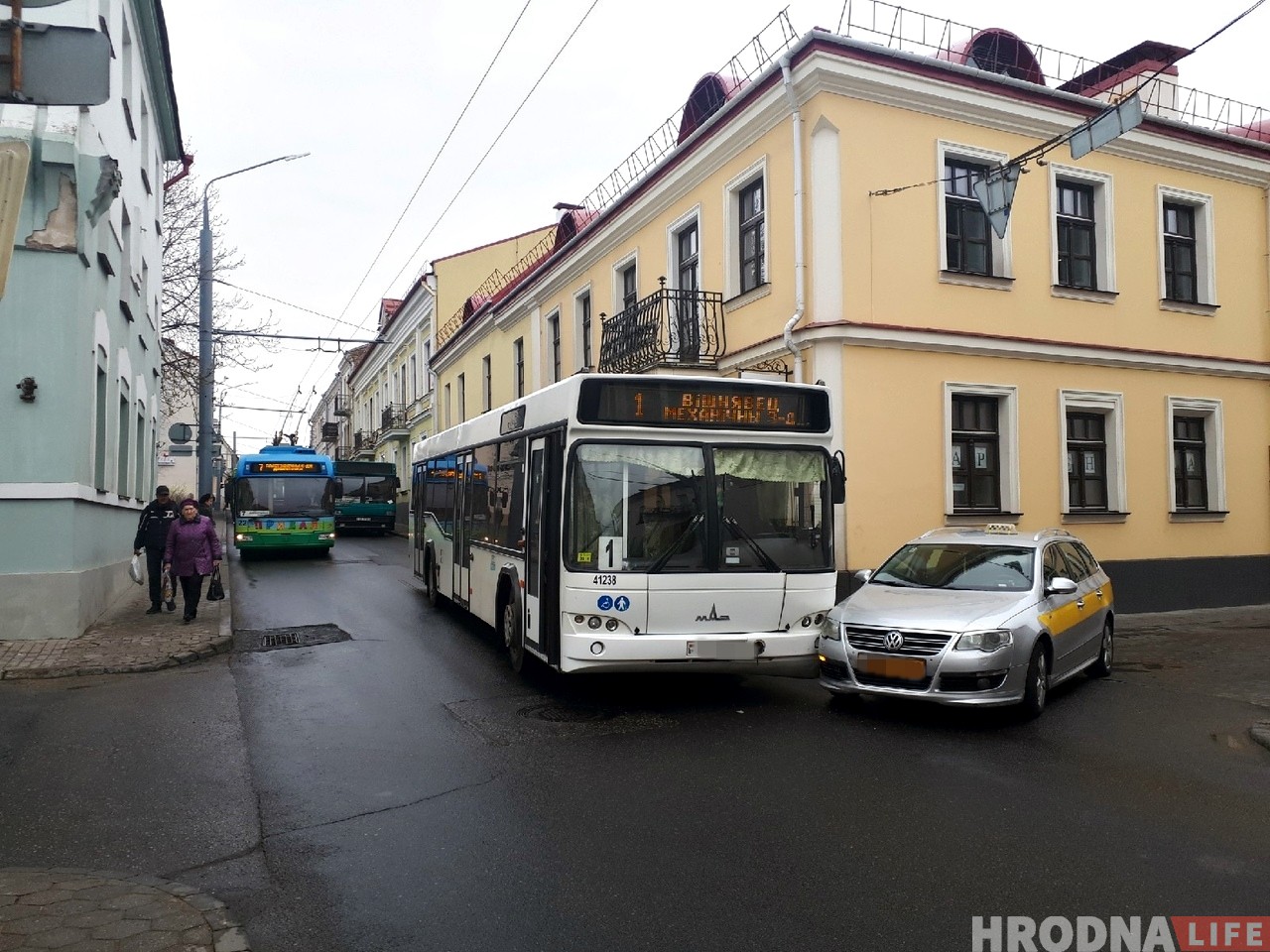 Фотофакт: на Кирова произошла авария с участием автобуса и такси