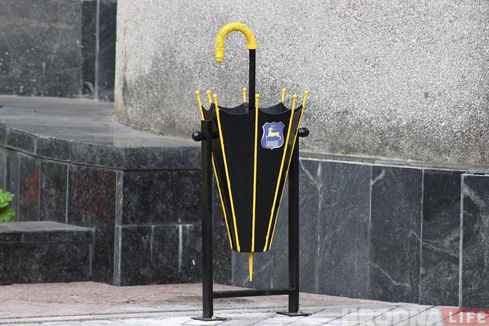 Фотофакт: Остановка-зонтик появилась в Слониме. Где еще искать подобные арт-объекты