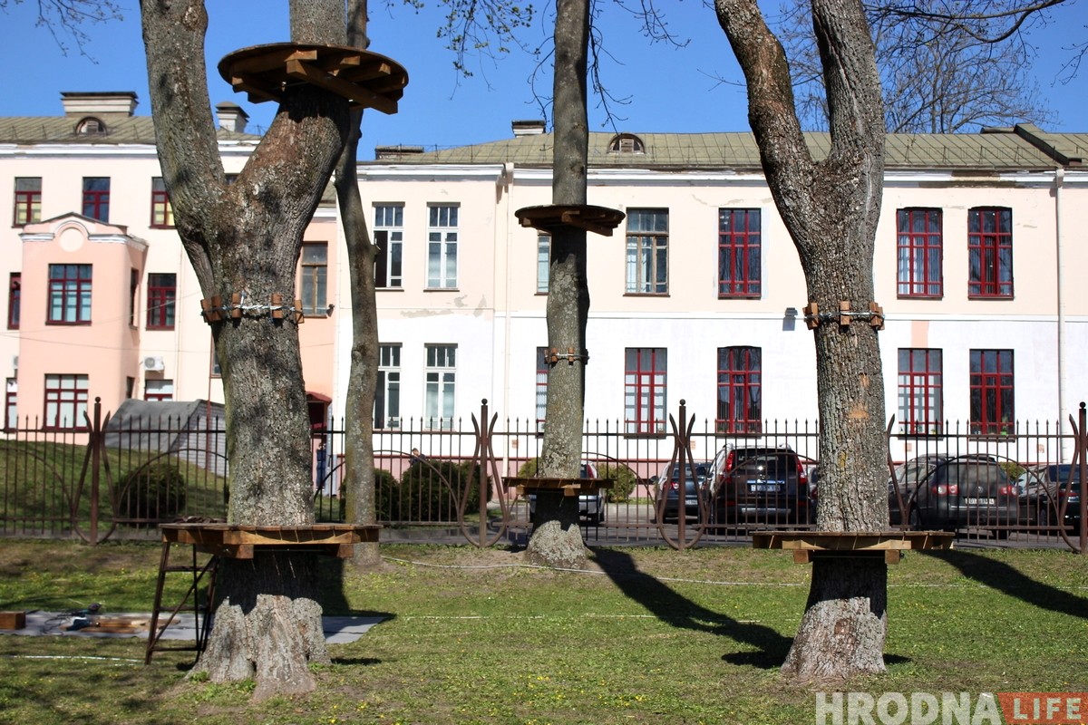 У парку Жылібера ствараюць вяровачны гарадок. Абяцаюць, што дрэвы не пацерпяць У парку Жылібера ствараюць вяровачны гарадок. Абяцаюць, што дрэвы не пацерпяць