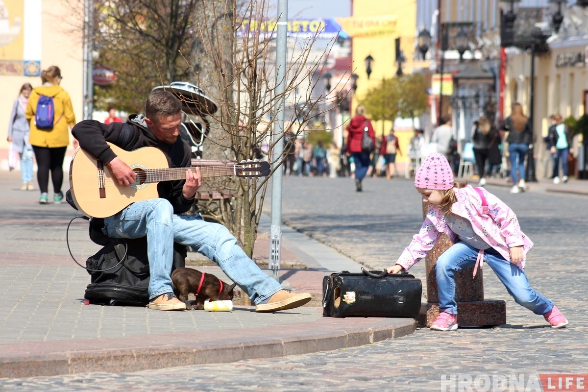 "Фунціка маглі загрызці". Музыкант выратаваў парася і цяпер яны ўсюды разам "Фунціка маглі загрызці". Музыкант выратаваў парася і цяпер яны ўсюды разам