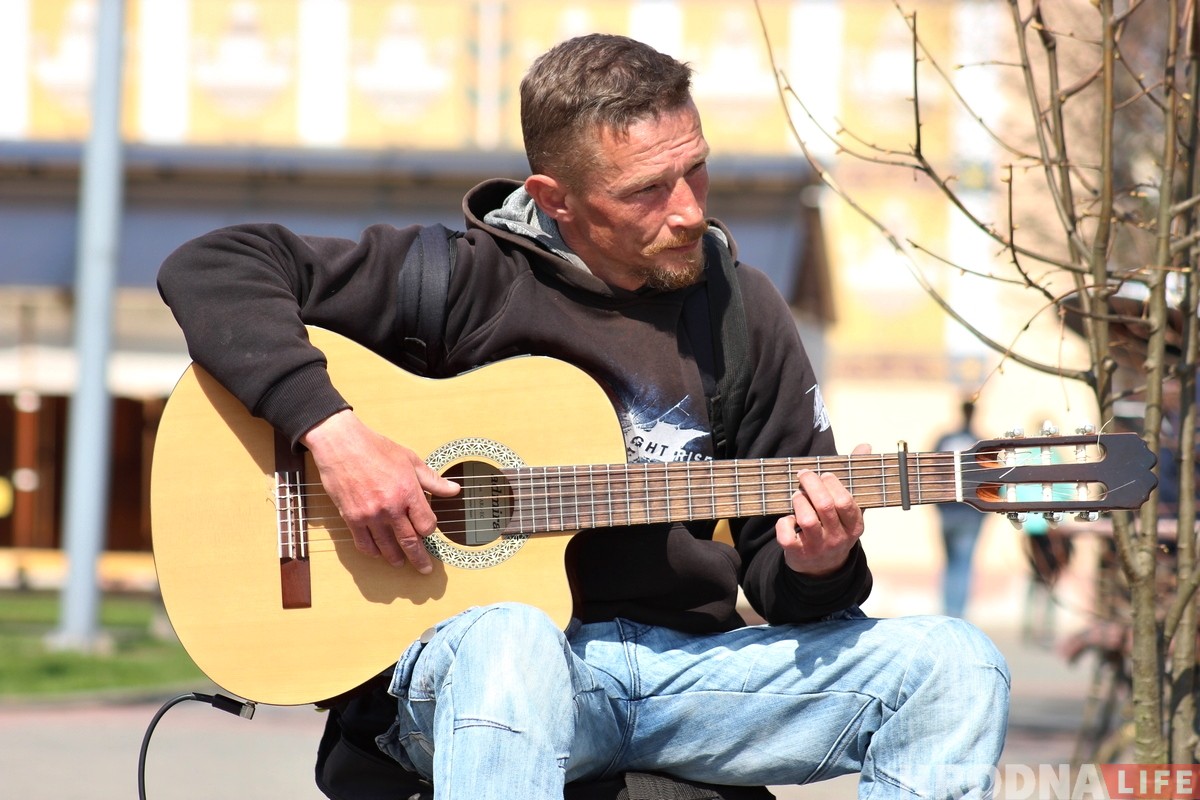 "Фунціка маглі загрызці". Музыкант выратаваў парася і цяпер яны ўсюды разам "Фунціка маглі загрызці". Музыкант выратаваў парася і цяпер яны ўсюды разам