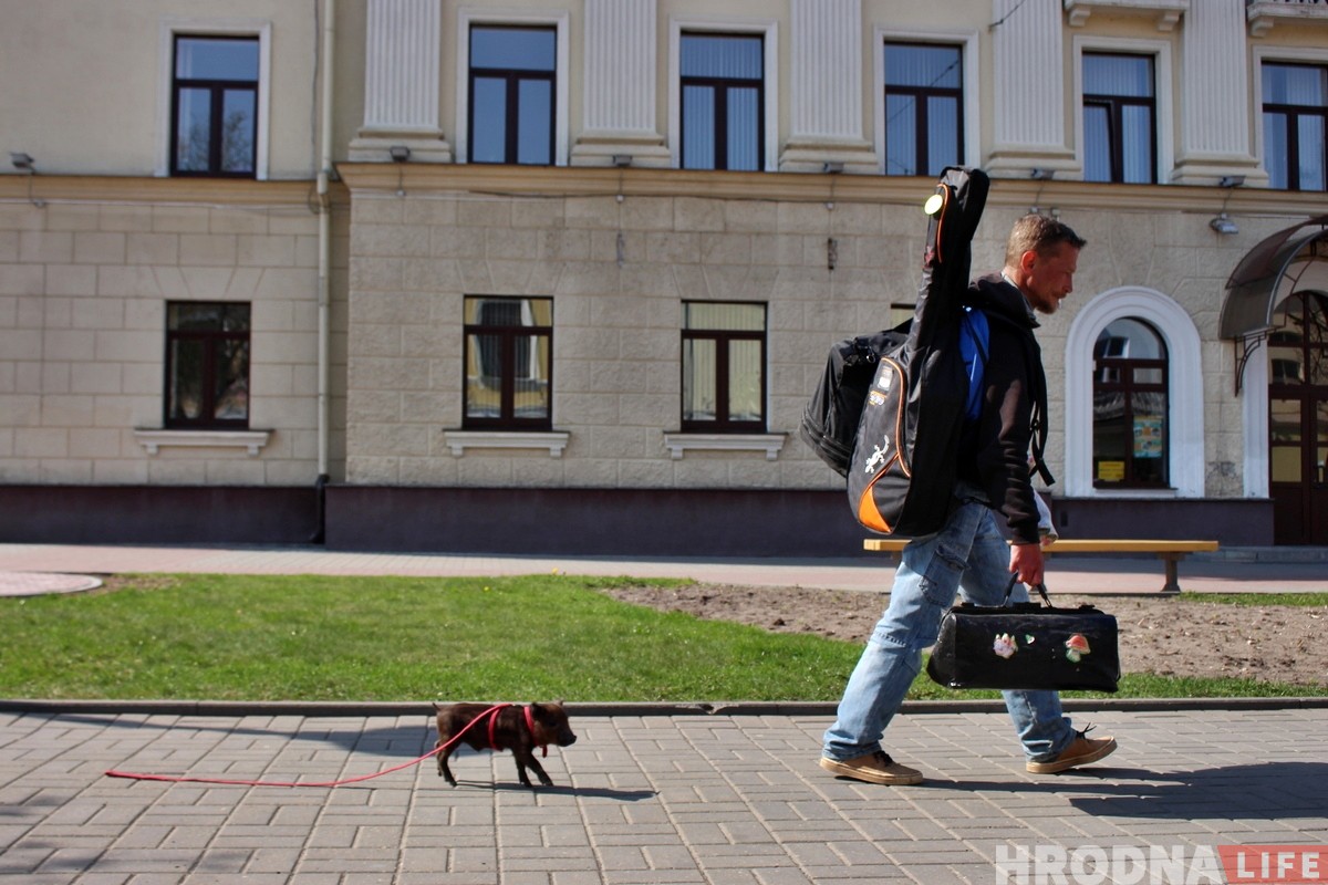 "Фунціка маглі загрызці". Музыкант выратаваў парася і цяпер яны ўсюды разам
