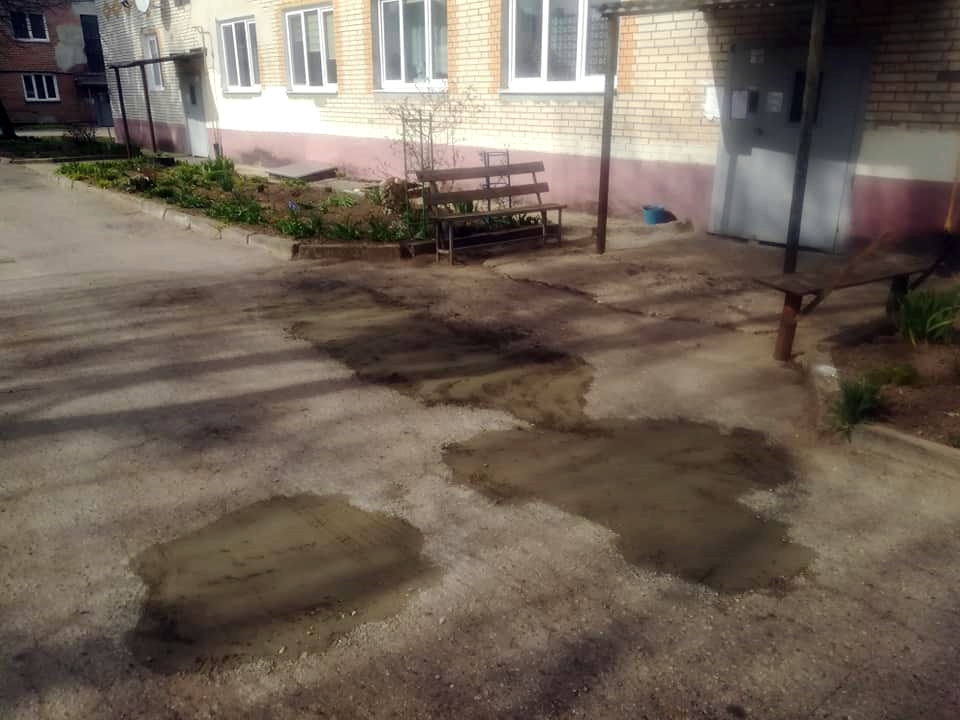 Гродзенцы не дачакаліся камунальнікаў і самі залаталі ямы ў двары