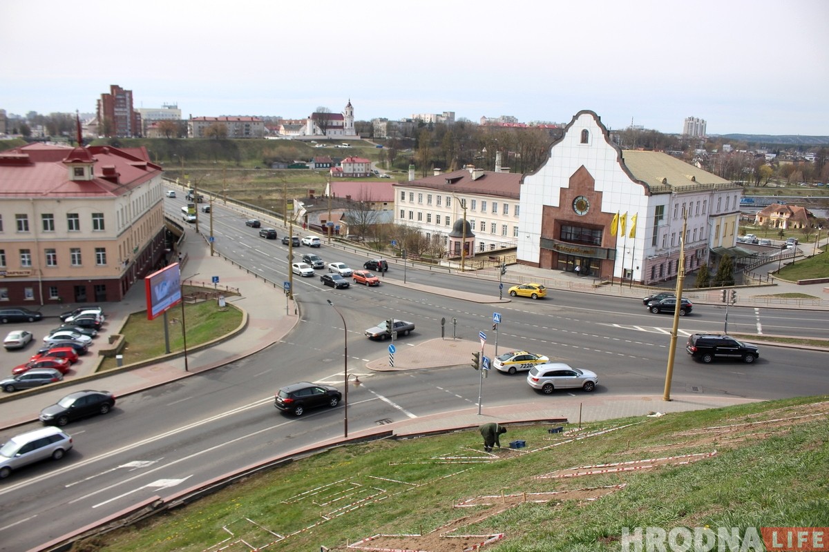 У Бернардинского костела появится большая надпись "Ленінскі раён". Что думают гродненцы?