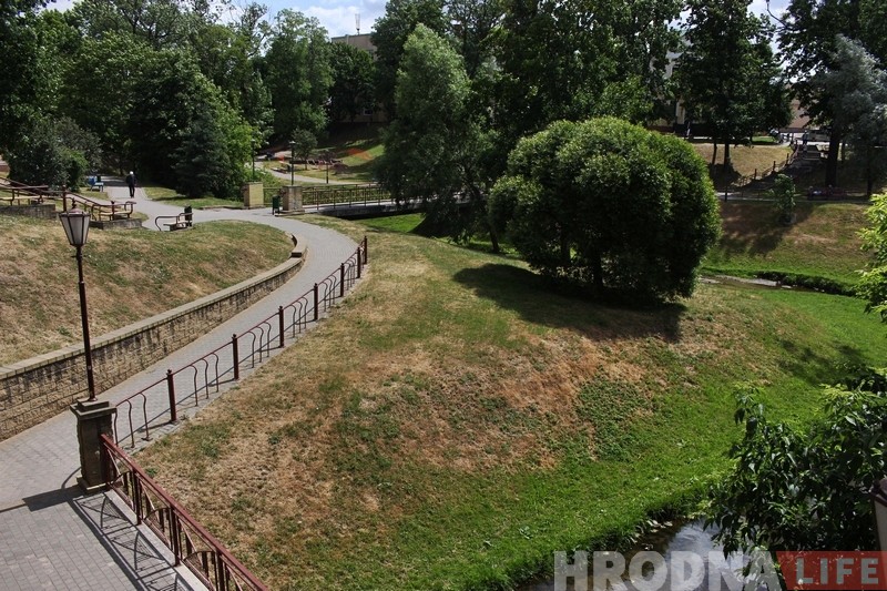 У парку Жылібера ствараюць вяровачны гарадок. Абяцаюць, што дрэвы не пацерпяць У парку Жылібера ствараюць вяровачны гарадок. Абяцаюць, што дрэвы не пацерпяць