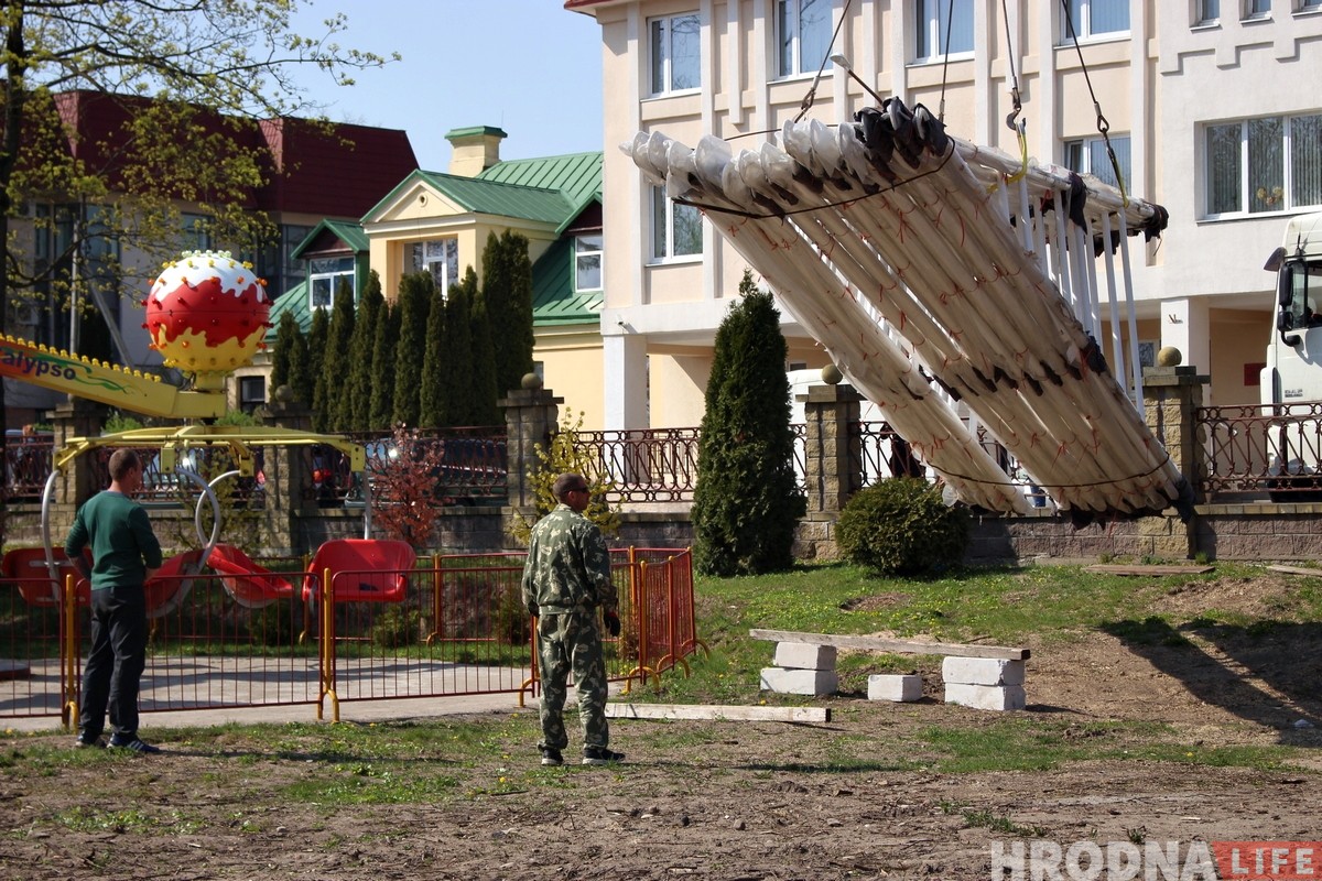 У Гродна прывезлі кола агляду вышынёй 42 метры