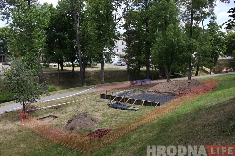 У парку Жылібера ствараюць вяровачны гарадок. Абяцаюць, што дрэвы не пацерпяць У парку Жылібера ствараюць вяровачны гарадок. Абяцаюць, што дрэвы не пацерпяць