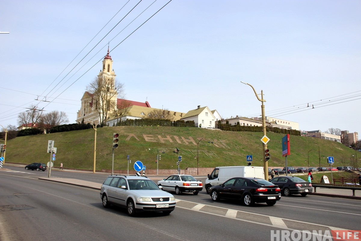"Требуем отменить". Гродненцы собирают подписи против "живых" надписей на склонах Немана