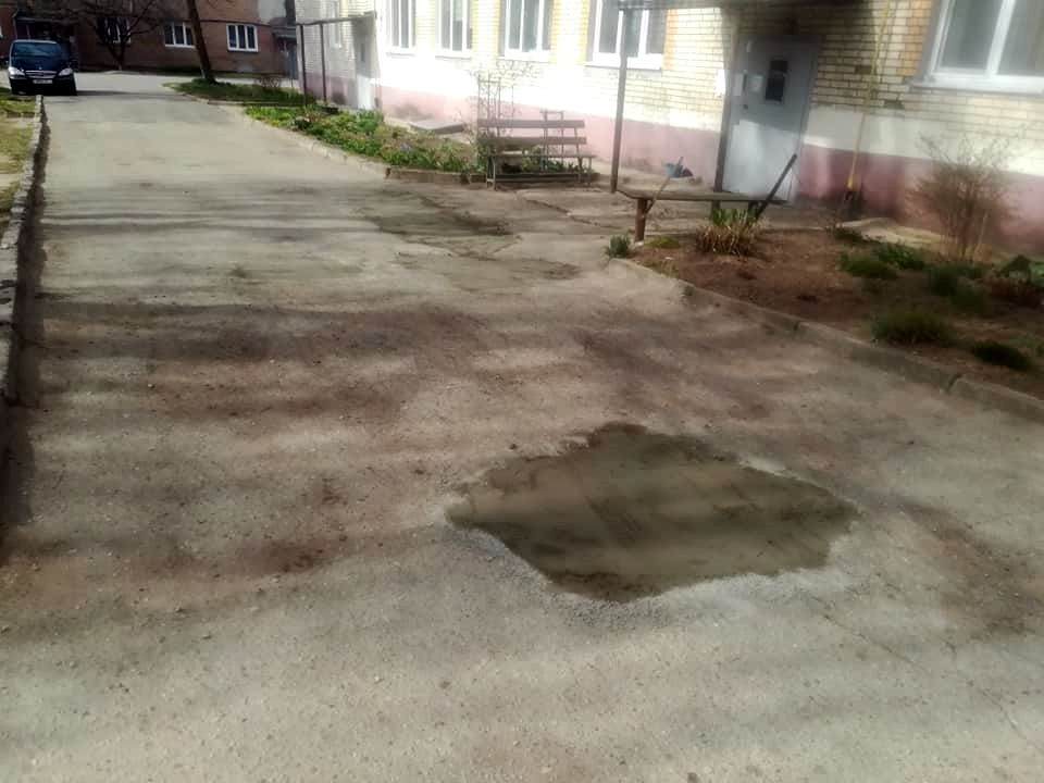 Гродзенцы не дачакаліся камунальнікаў і самі залаталі ямы ў двары