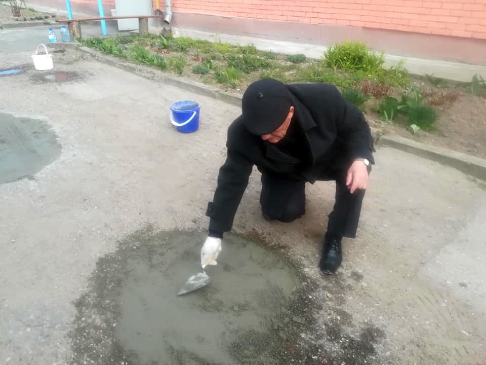 Гродзенцы не дачакаліся камунальнікаў і самі залаталі ямы ў двары