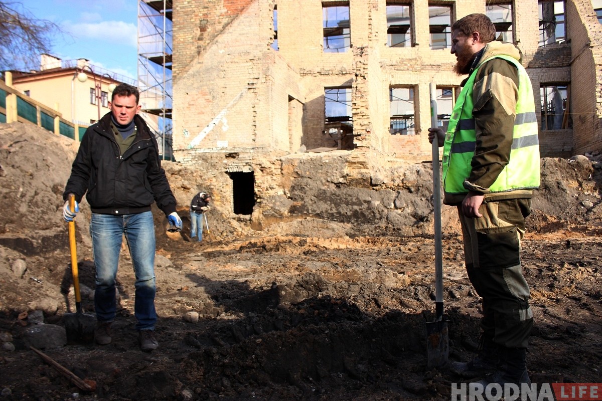 Не толькі словамі, але і справай: гродзенскія гісторыкі з рыдлёўкамі прыйшлі дапамагаць археолагу на Вялікай Траецкай 