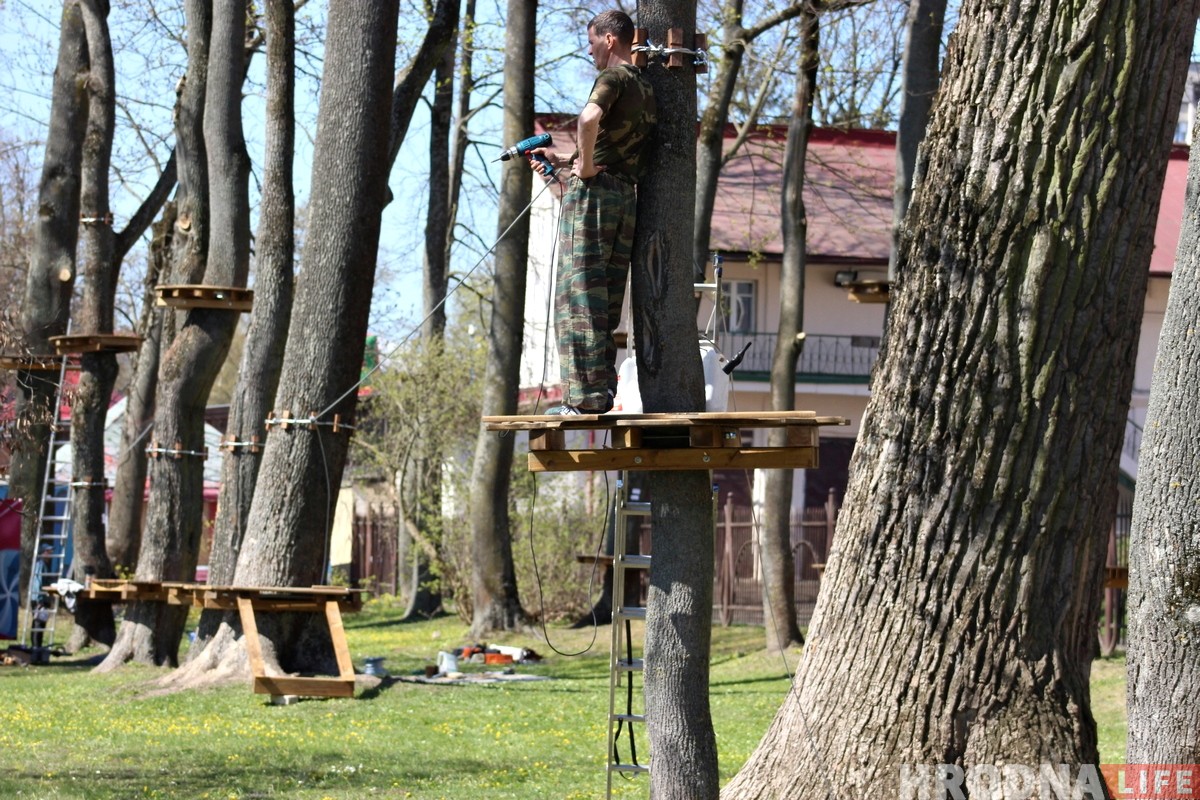 У парку Жылібера ствараюць вяровачны гарадок. Абяцаюць, што дрэвы не пацерпяць У парку Жылібера ствараюць вяровачны гарадок. Абяцаюць, што дрэвы не пацерпяць
