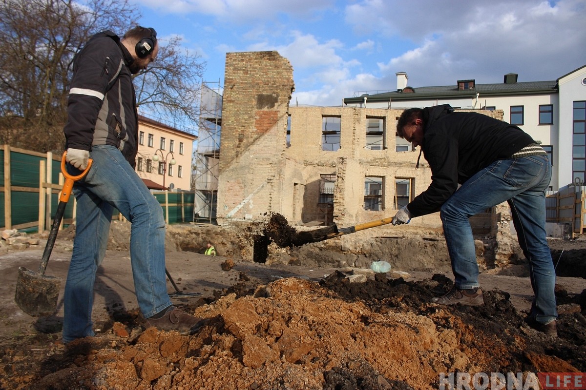 Не толькі словамі, але і справай: гродзенскія гісторыкі з рыдлёўкамі прыйшлі дапамагаць археолагу на Вялікай Траецкай 