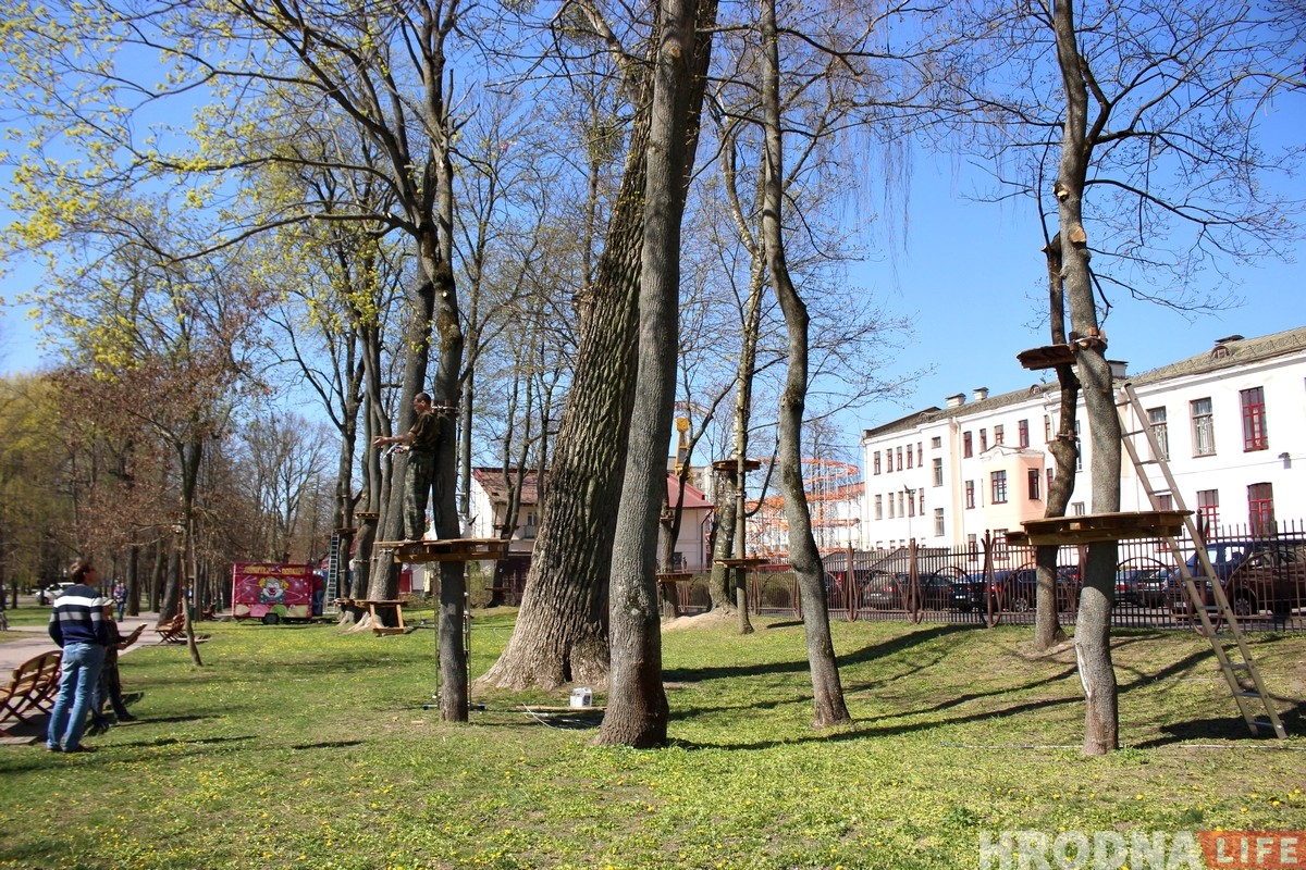 У парку Жылібера ствараюць вяровачны гарадок. Абяцаюць, што дрэвы не пацерпяць У парку Жылібера ствараюць вяровачны гарадок. Абяцаюць, што дрэвы не пацерпяць