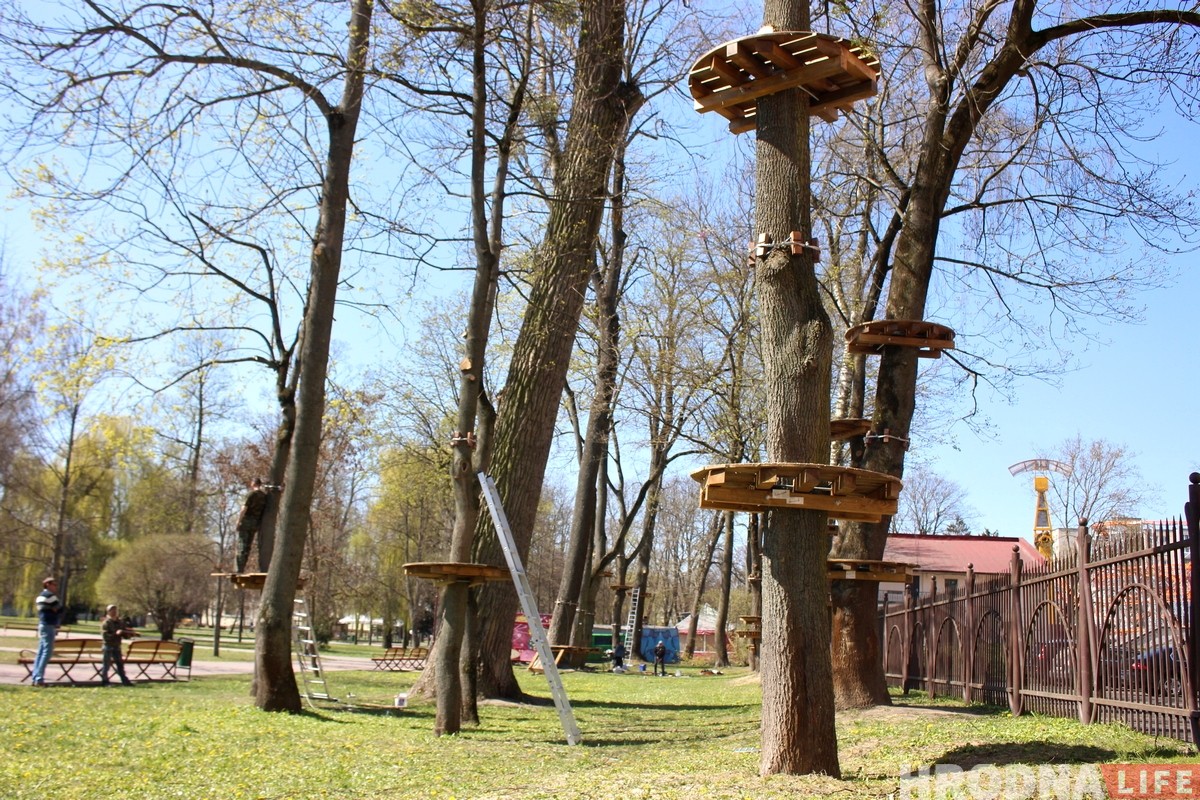 У парку Жылібера ствараюць вяровачны гарадок. Абяцаюць, што дрэвы не пацерпяць У парку Жылібера ствараюць вяровачны гарадок. Абяцаюць, што дрэвы не пацерпяць