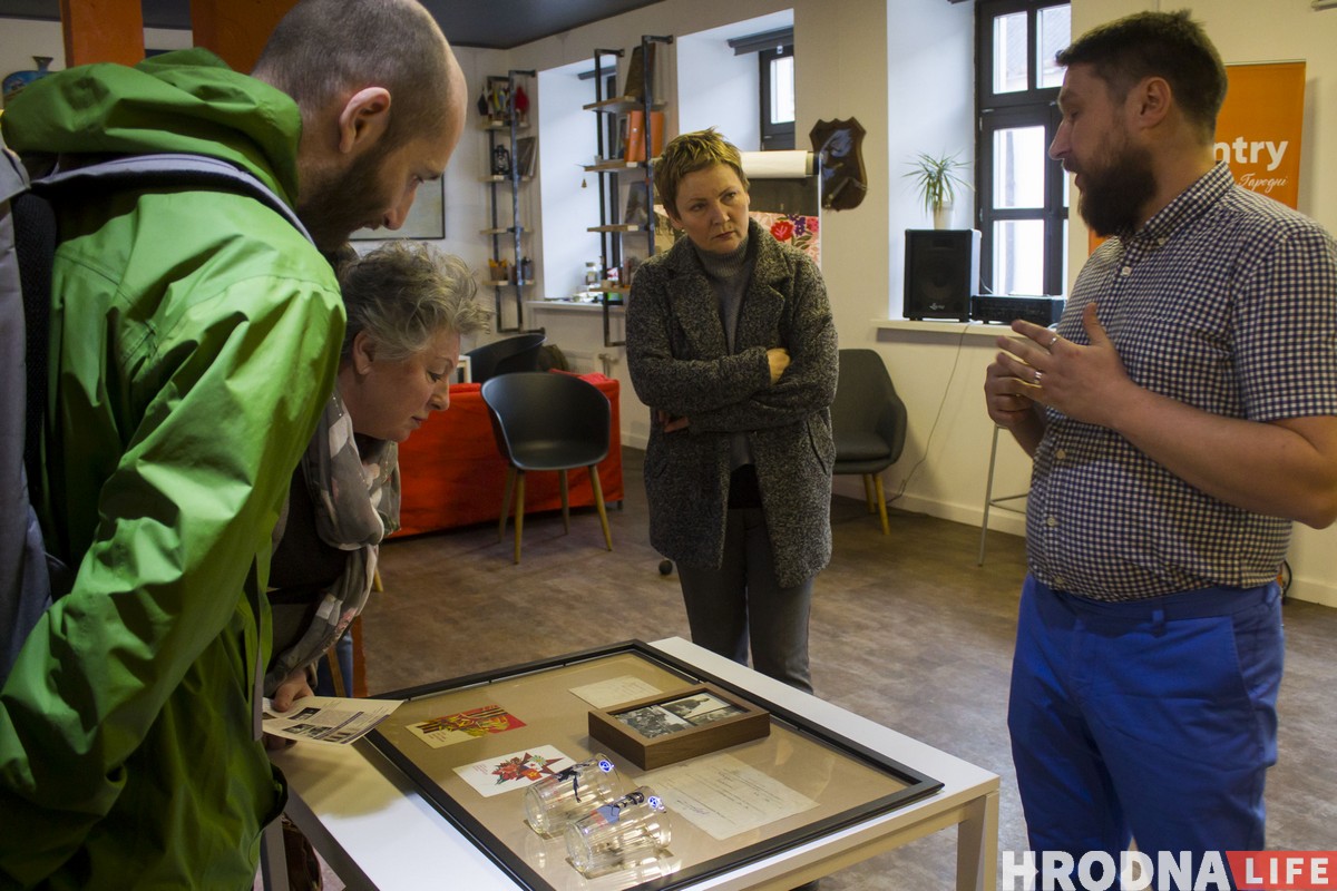 Вайна - як сувенір, канцэрт і памяць. Выстава Андрэя Лянкевіча “Бывай, Радзіма” адкрылася ў Гродне