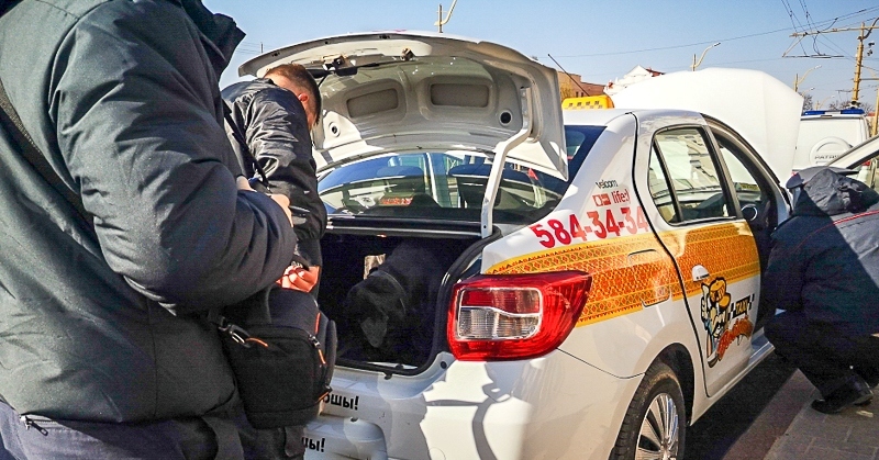 Трое парней украли со склада почти тонну зерна. Их задержали прямо в центре Гродно