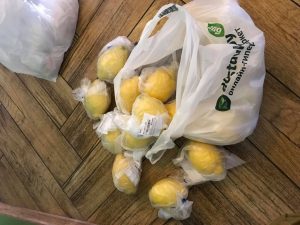 Гродзенец паскардзіўся на пластыкавыя пакеты, якія даваў яму касір. Што адказалі ў краме