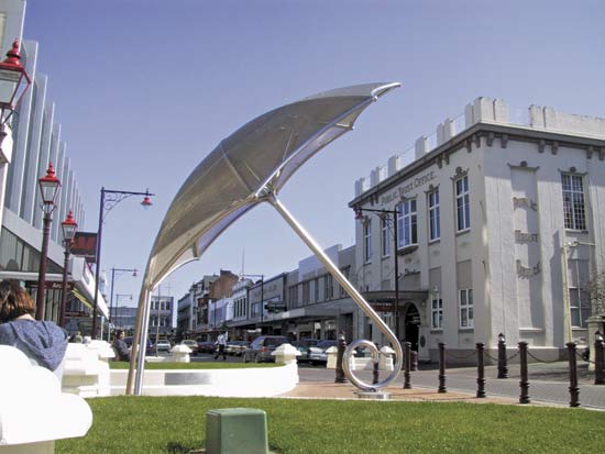 Фотофакт: Остановка-зонтик появилась в Слониме. Где еще искать подобные арт-объекты