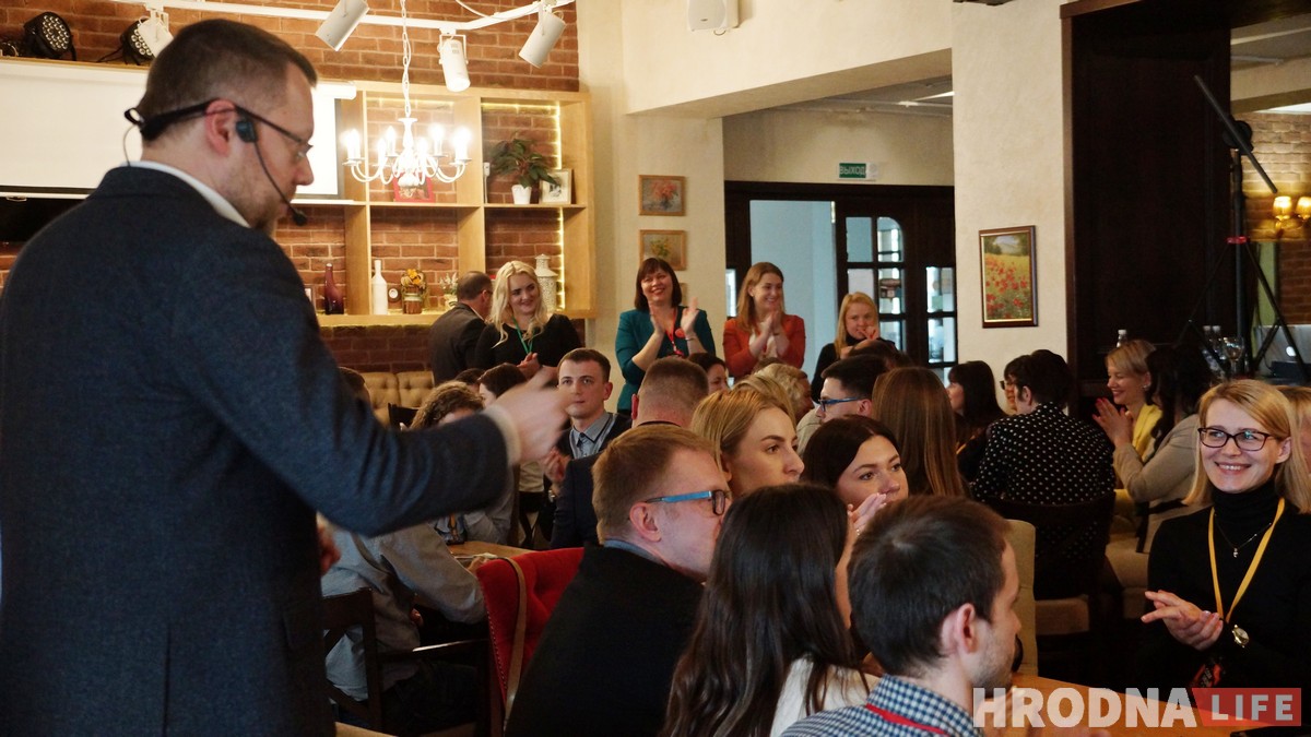 «IT-прадукты продаюць не так, як каўбасу ці варэнне». 80 бізнесменаў з Гродна вучыліся гуляць не па-дзіцячы «IT-прадукты продаюць не так, як каўбасу ці варэнне». 80 бізнесменаў з Гродна вучыліся гуляць не па-дзіцячы