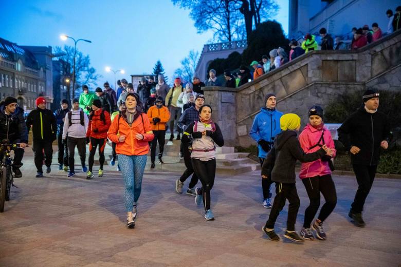 У Беластоку прайшоў Бегавы Крыжовы Шлях: вернікі прабеглі амаль 20 км пад кіраўніцтва капелана "Ягелоніі" У Беластоку прайшоў Бегавы Крыжовы Шлях: вернікі прабеглі амаль 20 км пад кіраўніцтва капелана "Ягелоніі"