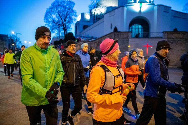 У Беластоку прайшоў Бегавы Крыжовы Шлях: вернікі прабеглі амаль 20 км пад кіраўніцтва капелана "Ягелоніі" У Беластоку прайшоў Бегавы Крыжовы Шлях: вернікі прабеглі амаль 20 км пад кіраўніцтва капелана "Ягелоніі"