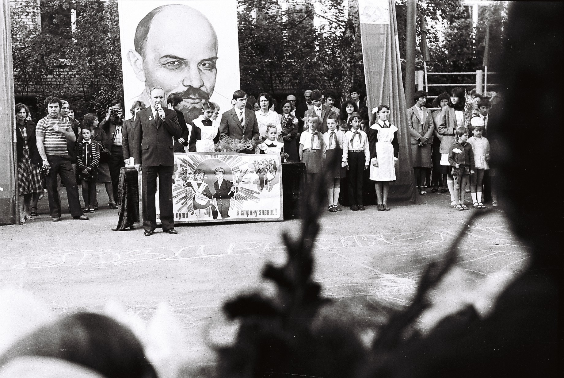 Слава вялікаму ЛЕНІНскаму раёну! Якія савецкія надпісы раней былі ля Бернардынскага касцёла