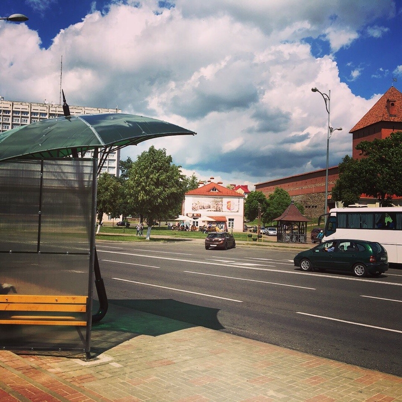 Фотофакт: Остановка-зонтик появилась в Слониме. Где еще искать подобные арт-объекты