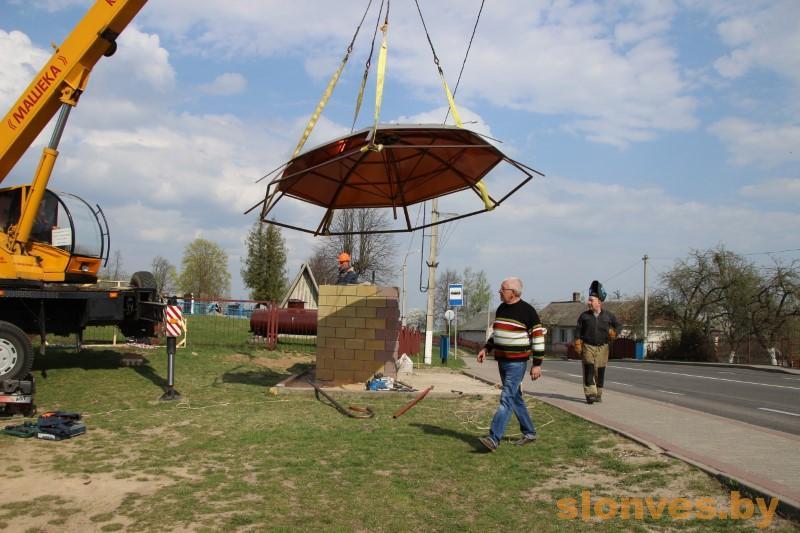 Фотофакт: Остановка-зонтик появилась в Слониме. Где еще искать подобные арт-объекты