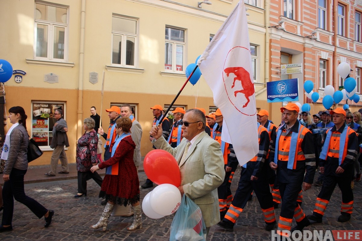 Гродненский активист с флагом ОГП присоединился к "Параду профессий" в Гродно