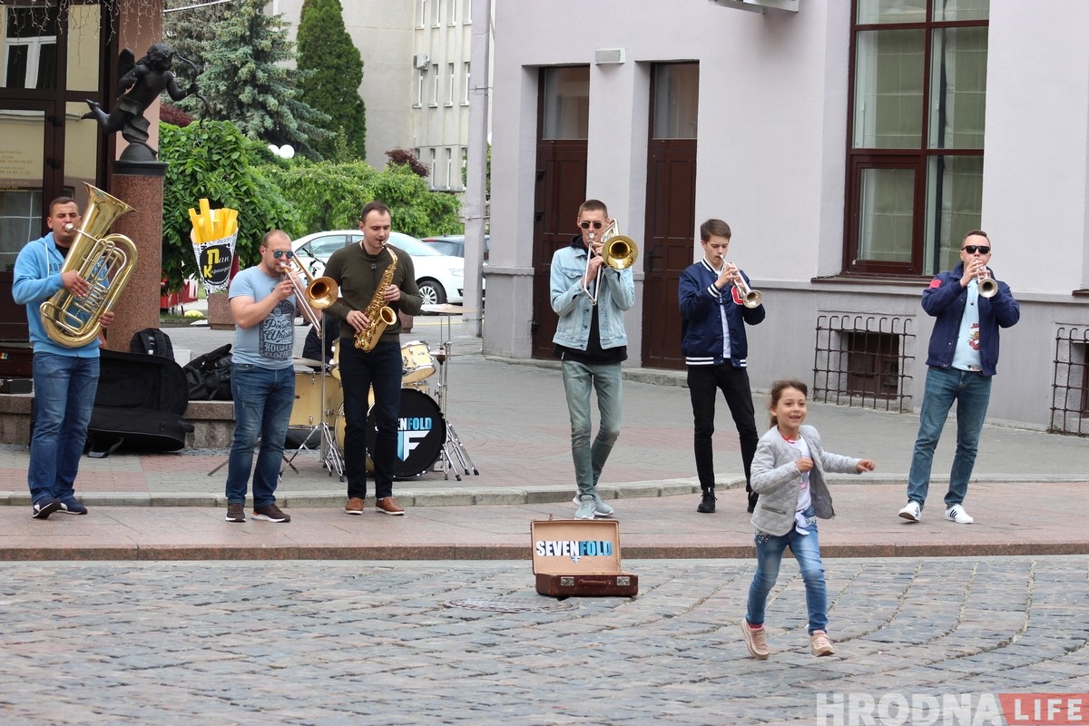 «За счет уличных выступлений мы стали популярны». Группа из Поречья открыла сезон уличных выступлений в Гродно