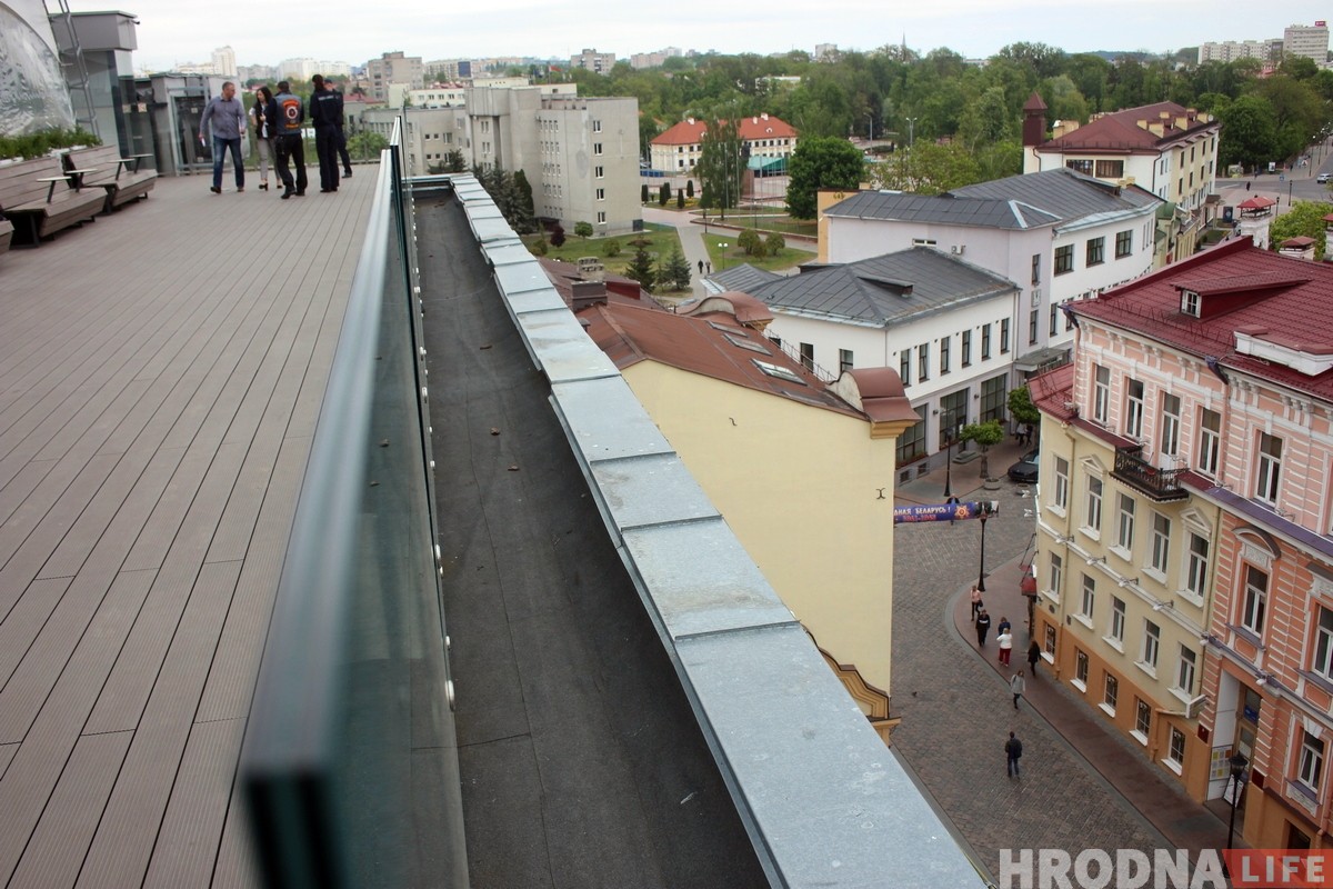«Героем сябе не адчуваю». Афіцыянт уратаваў гродзенца, што збіраўся скочыць з даху універмага