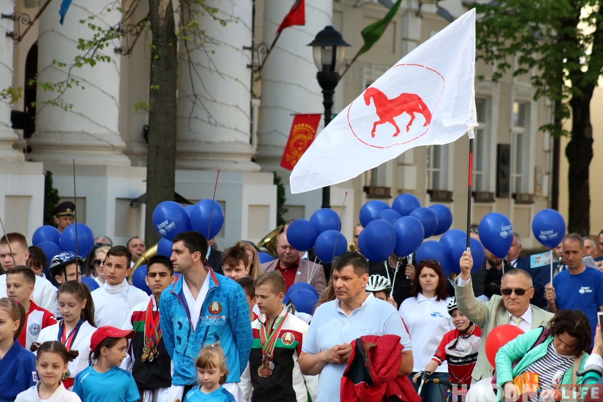 Гродненский активист с флагом ОГП присоединился к "Параду профессий" в Гродно