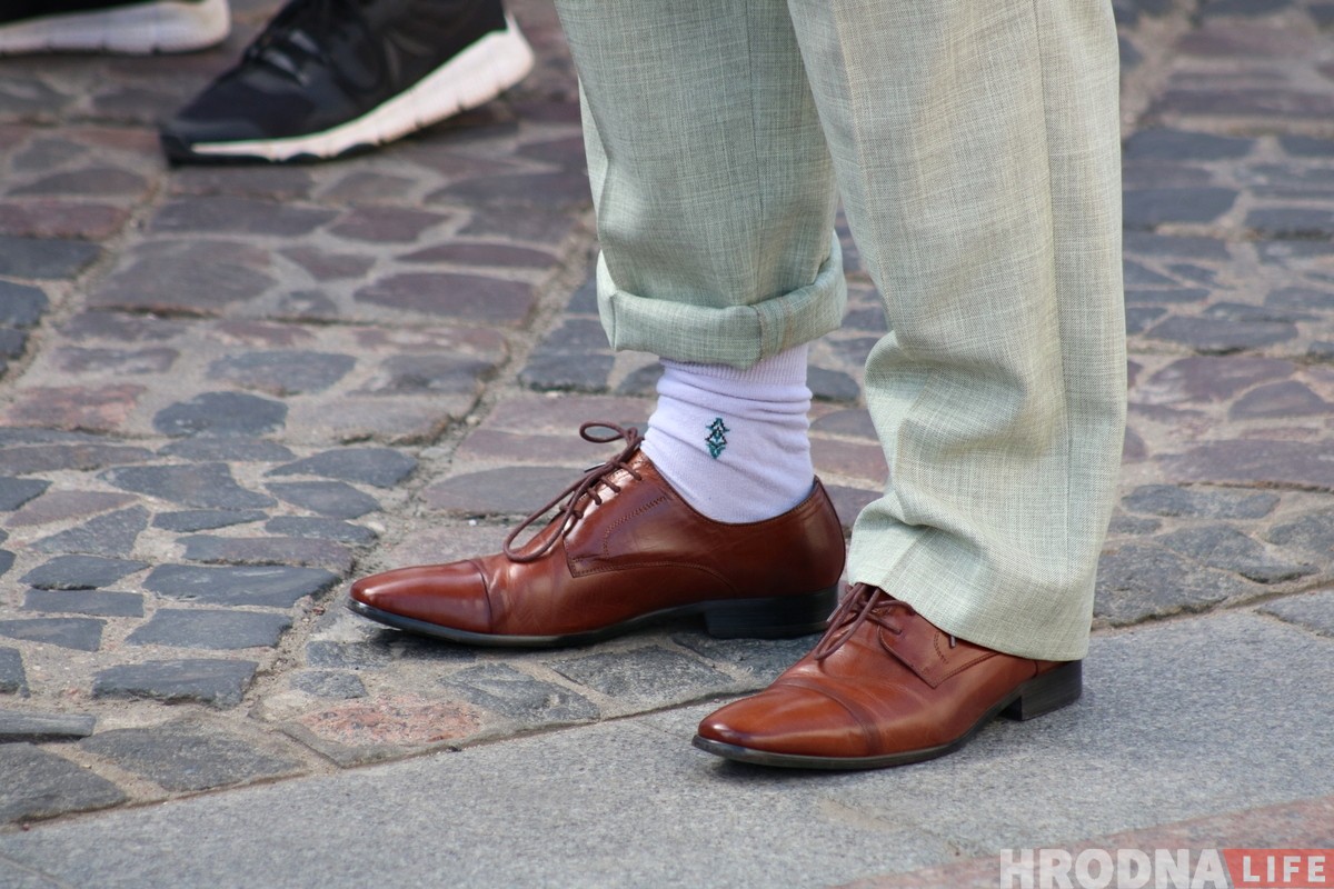 Гродненский активист с флагом ОГП присоединился к "Параду профессий" в Гродно