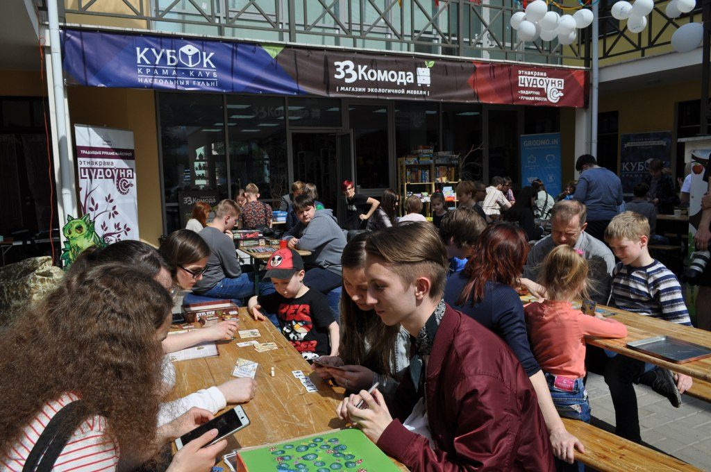 Гіганцкая "Джэнга" і турнір па "Каркасону". У гродзенскім дворыку адзначаць Міжнародны дзень настольных гульняў